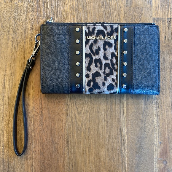 Michael Kors Handbags - Michael Kors Jet Set Double Zip Wristlet, EUC